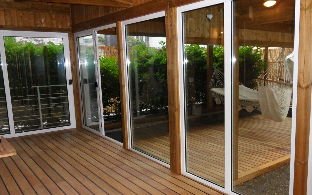 Interno veranda con serramenti scorrevoli e pavimento in legno